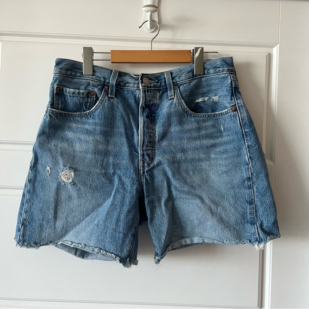 Women's Levi's 501 mid-thigh shirt, size 30, light denim